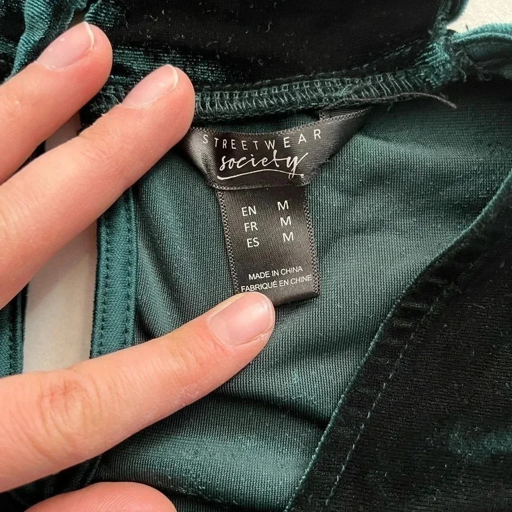 Streetwear Society/ 🌳 Forest green  velvet choker t-shirt/ Size US M - Picture 6 of 12